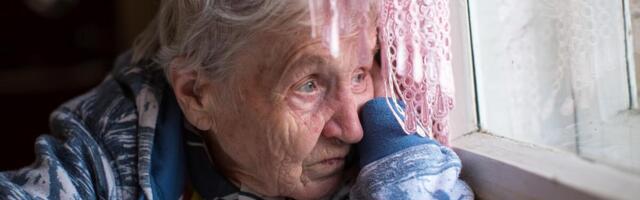 Baba motkom isterala muža iz kafane: Poludela jer nemaju drva za grejanje! Pogledajte snimak (VIDEO)