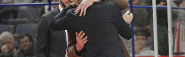 Saša Obradović prišao klupi Partizana pa zagrlio Žarka Paspalja i Mirka Ocokoljića (FOTO)