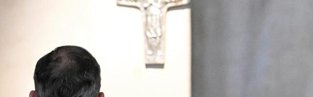 PREOBUKAO SE U SVEŠTENIKA I NAPRAVIO HAOS: Ušao u teren u mantiji i šutnuo protivnika! Sve otkriveno posle pet meseci!