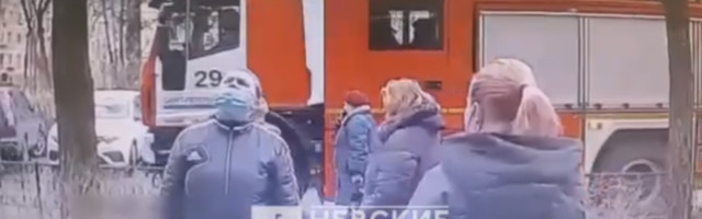 DRAMA U SANKT PETERBURGU: Muškarac kao taoce drži šestoro dece