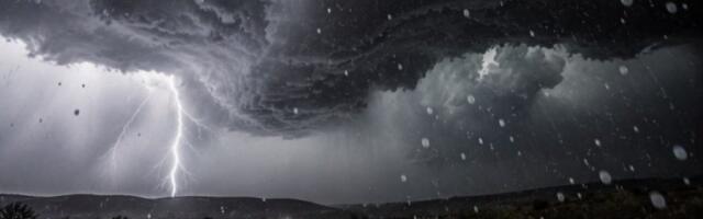 NEVREME TUTNJI SRBIJOM! Stižu grad, olujni vetrovi i nagli pad temperature: Na auto-putu se ne vidi prst pred okom, vozila stoje dok ne prođe haos