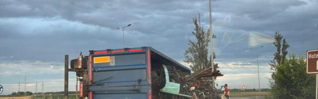 PREVRNUO SE KAMION NA ULAZU U SREMSKU MITROVICU: Metal rasut po kolovozu, policija na terenu! (FOTO)