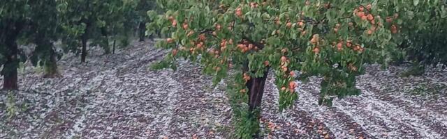 KAKO JE ČAČAK OBELEO USRED LETA ZA SAMO PAR MINUTA: Krupan grad tukao po Prijevoru (FOTO)