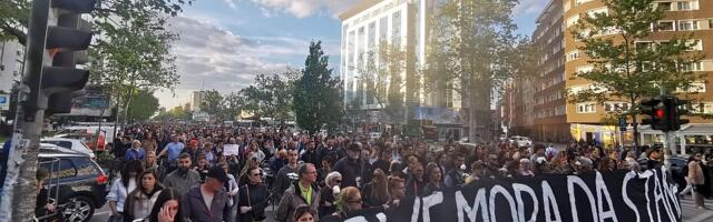 Novi Sad: Građani u komemorativnoj šetnji