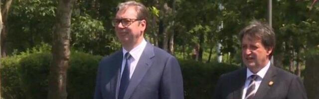 DNEVNO DOBIJAM OKO 200 PRETNJI SMRĆU, MOJ POSAO JE DA TRPIM! Vučić o pretnjama vešanjem (VIDEO)