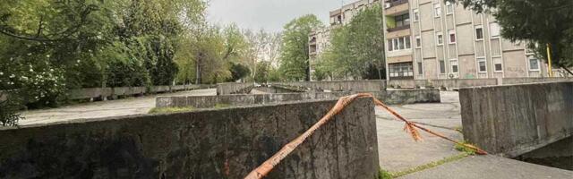 FOTO: Više od četiri meseca parking u naselju 4. jul zabranjen za korišćenje