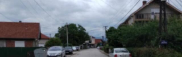 Deca u Bobištu kod Leskovca hodaju posred kolovoza, punog rupama, automobili na trotoarima, vlast ne reaguje!