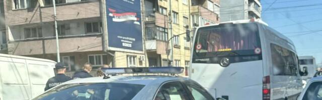 Sudar minibusa i automobila