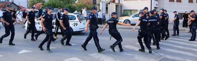 MUP se oglasio: Tokom noći privedeno više od 100 ljudi