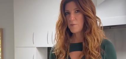 "Kad sam imala 6 godina mamini prijatelji su me zlostavljali, Vera mi je rekla da se naviknem": Ćerka slavnog pevača otkrila užase koje je doživela