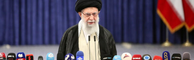 Хамнеи: Вашингтон гурнуо Украјину у рат, па јој нуди мировни план