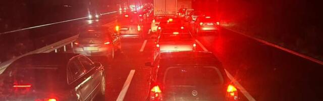 Ne prestaje haos na auto-putu: Saobraćaj sad mili i ka Beogradu, formiraju se kolone, nema gde igla da padne