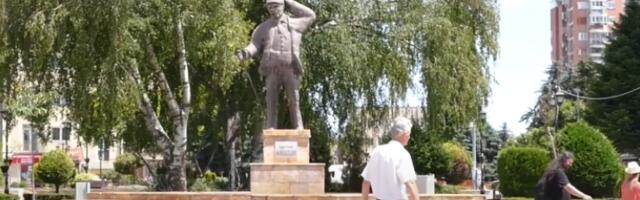 Део крова пао на улицу у Куманову због јаког ветра