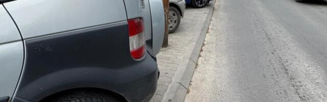 Saobraćajni KOLAPS u Kopitarevoj: Vozila parkirana na trotoaru, pešaci na ulici (VIDEO)