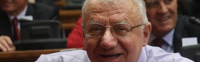 „I, dan danas sve sve što Vučić ne sme da izgovori, tu je Šešelj da glasno kaže“: Lider radikala bi da uništi zastavu EU u Predsedništvu