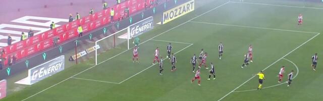 Prvi prekid na derbiju: Delije napravile piro-šou!