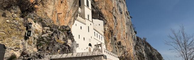 Hiljade vernika na molitvenom saboru pod Ostrogom: Proslava Svetog Vasilija Ostroškog