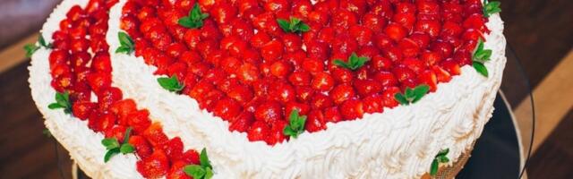 Ledena kapri torta koja se ne peče: Fantastičan spoj jagoda i čokolade