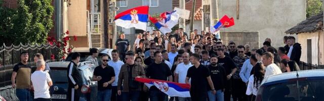Veliki odziv Srba na izborima na KiM! Trobojke na čelu kolona, od ranog jutra stvaraju se redovi ispred biračkih mesta (FOTO)