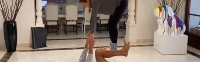ĐOKOVIĆI ZADALI POSEBAN ZADATAK SVOJIM PRATIOCIMA! Jelena i Novak izvode vratolomije kod kuće (Video)