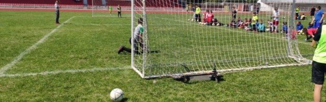 DUELI FUDBALSKIH GOLMANA PRVI PUT U ZRENJANINU! Više od stotinu dečaka i devojčica izvodilo parade, NA KRAJU JE POBEDIO FUDBAL
