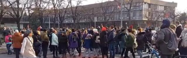 Beograđani u krug preko pešačkog (VIDEO)