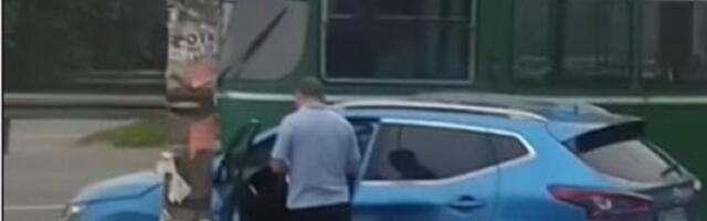 Sudar kod zgrade BIGZ-a: Tramvaj udario u auto (VIDEO)