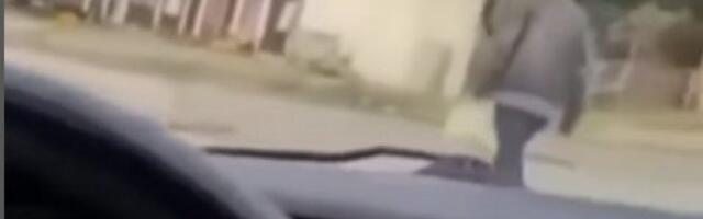 JEZIV SNIMAK! NAMERNO KOLIMA PREGAZIO ČOVEKA NA TROTOARU! Ovo mu navodno nije prvi put, GAZI LJUDE PO LEPOSAVIĆU (VIDEO)