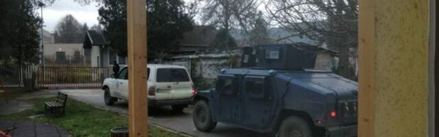 KURTI NE BIRA SREDSTVA, UDARA I NA SRPSKU DECU! Specijalci ROSU oklopnim vozilima upali u dečiji vrtić u Leposaviću!