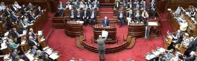 Novaković pokazao sliku Vučevića sa Snajperom, Brnabić ga udaljila sa sednice