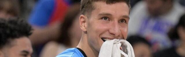 Skoro petorka sa tribina... Bogdan sa Parkerom i Valančijunasom gleda fajnal-for