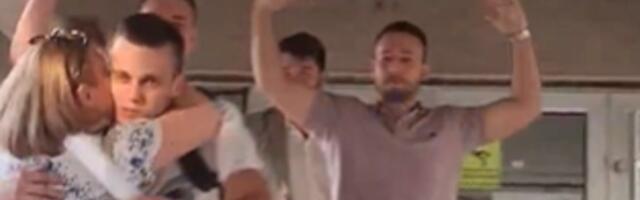 "Pobeda, pobeda!": Emotivan izlazak studena na slobodu (VIDEO)