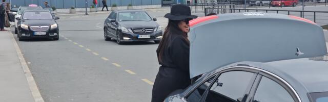 "VAŽNO JE DA SE NJIH ČETVORICA NE POZNAJU!" Pevačica (45) otkrila da često gleda svoje INTIMNE SNIMKE - Pozirala u izazovnom izdanju, SVE SE OCRTAVA! (VIDEO)