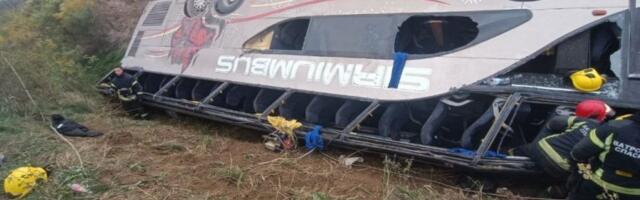 OVAKO SADA IZGLEDA AUTOBUS SMRTI! Prevrnuo se juče kod Sremske Metrovice - POGINULO TROJE LJUDI, A PRIZOR BUDI JEZU! (FOTO)