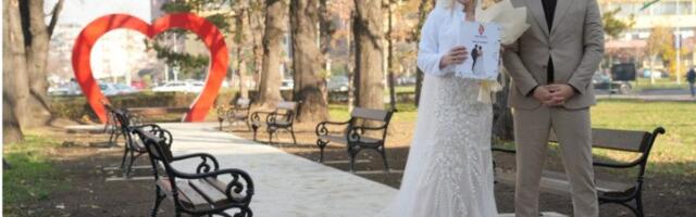 “Staza ljubavi” duga 29 metara za mladence ispred Opštine Novi Beograd