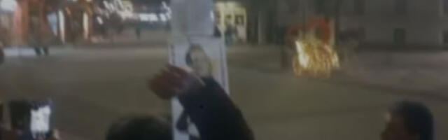 Јајима гађали транспарент са Вучићевим ликом