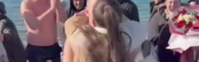 Ognjen zaprosio devojku Ivanu posle plivanja za Časni krst