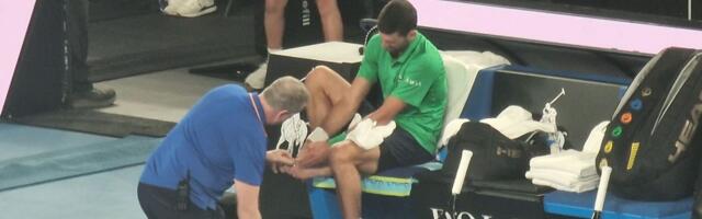 Trenutak koji je preplašio sve Novakove navijače: Đoković se uhvatio za nogu i ostao da leži na terenu, odmah je pozvao lekara /VIDEO/