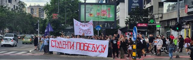 VIDEO: Kordon policije razdvajao dve grupe kod Novosadskog sajma, jedan muškarac povređen