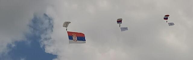 SPEKTAKL NA NEBU IZNAD KRAGUJEVCA! U čast Mihaila Petrovića: Tutnjali borbeni avioni i helikopteri, razvijena srpska trobojka od čak 108 kvadrata (FOTO/VIDEO)