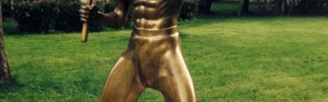 Statua u Mostaru oduševila ceo svet (FOTO)