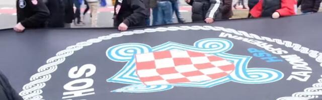 Boris Milošević u koloni pod ustaškim barjakom u Vukovaru