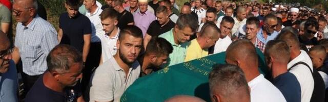 Potresne scene na sahrani Nizame Hećimović! Članovi porodice na čelu tužne kolone (FOTO/VIDEO)