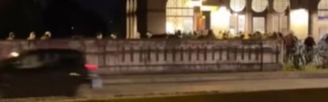 Huligani utrčavaju u zgradu - snimak haosa u Berlinu (VIDEO)