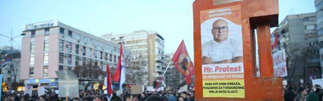 SNS organizuje skup u Žablju: Na drugoj strani građani sa pištaljkama i transparentima (VIDEO)