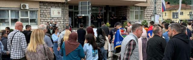 Studenti zasuli opštinu jajima – Raskid ugovora ili novi protest (VIDEO)