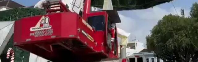 Dizalica zgnječila čoveka tokom postavljanja novogodišnje jelke: Horor na ulici snimila kamera