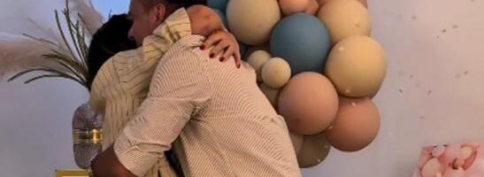 ALEKSANDRA BURSAĆ I STEVAN SEKULIĆ SLAVE DOLAZAK ĆERKE NA SVET Počelo veselje, 10 godina mlađi muž iscepan i u suzama, a ona se oglasila (FOTO)