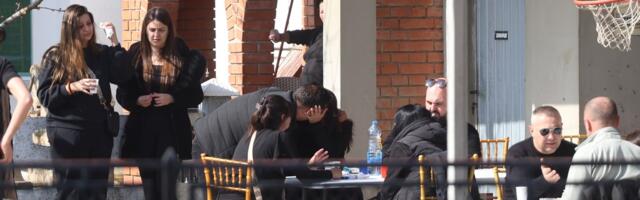 NA KAPIJI KUĆE U BRESTAČU OKAČENA UMRLICA DRAGANA LAZIĆA: Darko Lazić grli i teši majku, jecaju neutešni (FOTO)