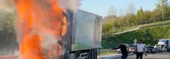 BUKTINJA NASRED AUTO-PUTA MILOŠ VELIKI Vozilo u plamenu, Hitna i vatrogasci na licu mesta! Stiglo UPOZORENJE VOZAČIMA